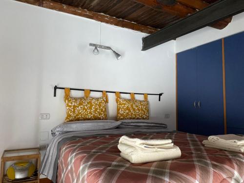 ein Schlafzimmer mit einem Bett mit Handtüchern darauf in der Unterkunft La casa sul comó in Neapel