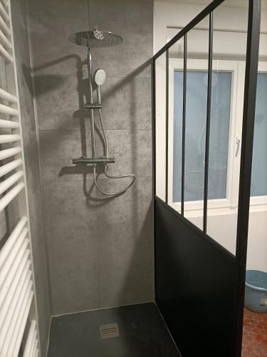 un escalier avec une porte en verre et une lampe sur le mur dans l'établissement Gîte dans le pré Hesdin l'abbé, à Carly