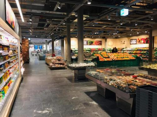 a grocery store filled with lots of fruits and vegetables at Ferienwohnung 3,5 Zimmer direkt an Ski- und Bikepiste in Flims