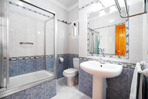 A bathroom at Caracola Apartment