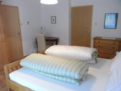 twee kussens op een bed in een slaapkamer bij Zwettltalblick in Zwettl Stadt