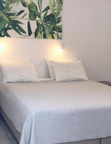 Una cama o camas en una habitación de Matina Hotel