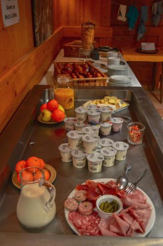 een buffet met veel verschillende soorten eten op een tafel bij Chalet-Hôtel de l'Etape in Les Contamines-Montjoie