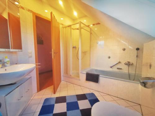 Ένα μπάνιο στο Ferienwohnung Gisela