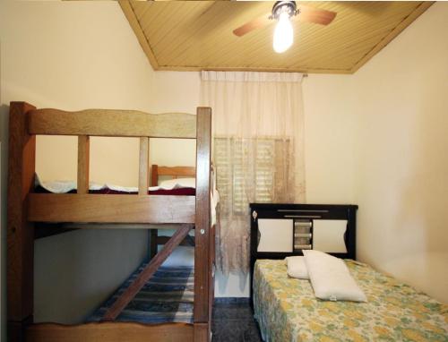 1 dormitorio con 2 literas y ventilador de techo en Casa Pagotto, en Olímpia