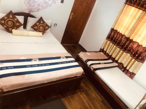 Una cama o camas en una habitación de ViNiSH iNN