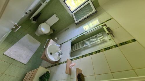 mit Blick auf ein Bad mit WC und Waschbecken in der Unterkunft Corfu Dream Holidays Villa Rania in Gouvia