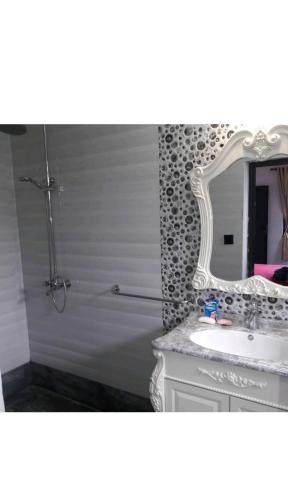 ein Bad mit einem Waschbecken und einem Spiegel in der Unterkunft Sunrise Sensation holiday home. in Centre de Flacq