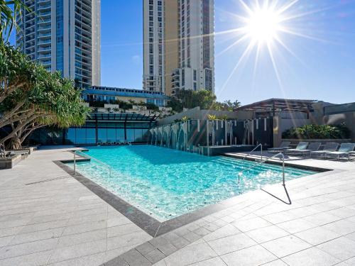 una gran piscina en una ciudad con edificios altos en Circle on Cavill 25th Floor with Ocean Views, en Gold Coast