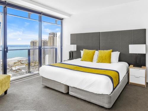 1 dormitorio con cama grande y ventana grande en Circle on Cavill 25th Floor with Ocean Views, en Gold Coast