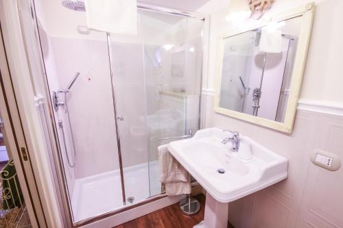 96 Guest House tesisinde bir banyo