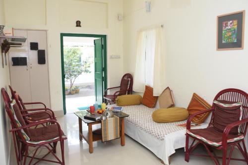 Posezení v ubytování Bhitey Homestay SIMANTAPALLY / SHANTINIKETAN