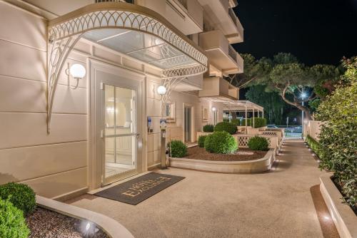 einen Eingang zu einem Gebäude mit einem Torbogen in der Unterkunft Hotel & Residence Exclusive in Marina di Carrara