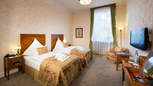 Ένα ή περισσότερα κρεβάτια σε δωμάτιο στο Das Palmenwald Schwarzwaldhof, BW Signature Collection