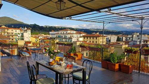 d'un balcon avec des tables et des chaises offrant une vue sur la ville. dans l'établissement Terrace with a View, à Florence