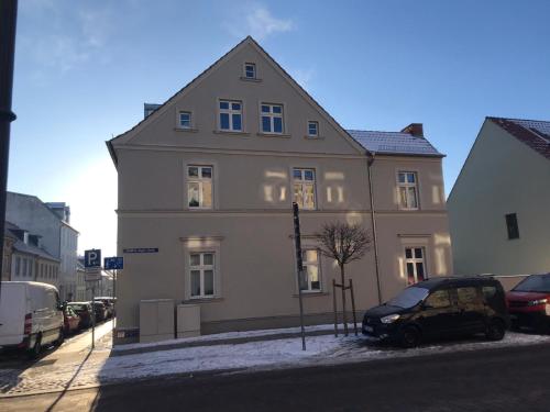 a building with a car parked in front of it at Ferienwohnung Kamrath in Neuruppin
