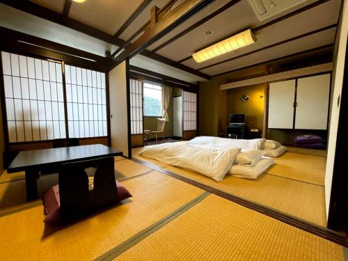 מיטה או מיטות בחדר ב-Kyotoya