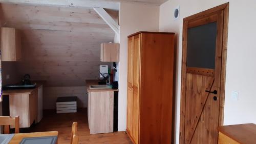 a room with a door and a kitchen with a table at Czarna Jachta - Na szlaku legend - - - - - Pokoje nad jeziorem in Kruklanki