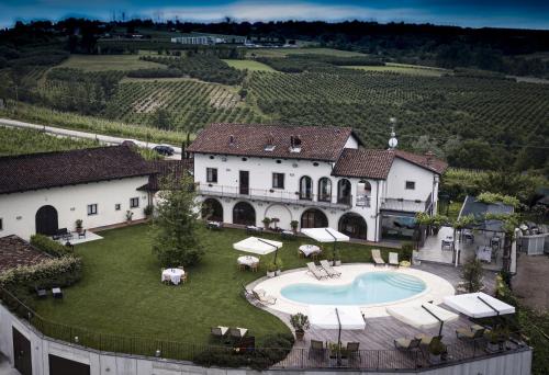 an aerial view of a house with a swimming pool at Coltivare AgriRelais in La Morra
