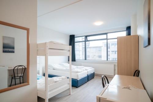 Pokój z 2 łóżkami piętrowymi i stołem w obiekcie Guesthouse Pavi w Reykjavík