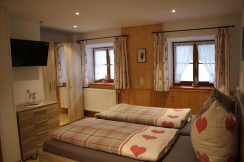 En eller flere senge i et værelse på Ferienwohnungen Ortner-Hof