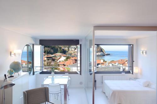 um quarto com uma cama e vista para o oceano em Go Donosti Chillida em San Sebastián