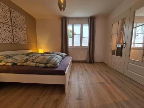 Schlafzimmer mit einem Bett und einem Fenster in der Unterkunft Appartment Friedrich in Bad Sachsa