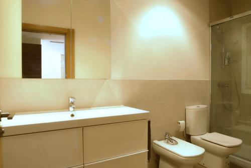 y baño con lavabo, aseo y espejo. en Go Donosti Zen, en San Sebastián