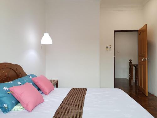 Ένα ή περισσότερα κρεβάτια σε δωμάτιο στο NanSang One Homestay 8pax 4Rooms