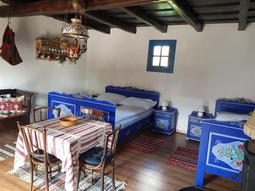 una camera con letto, tavolo e sedie di Siklód. Botond Panoráma Kulcsosház (6 fő) Botond Panoramic Chalet a Şiclod