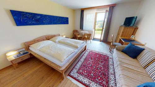 sala de estar con cama y sofá en Landhaus Eder en Stegersbach