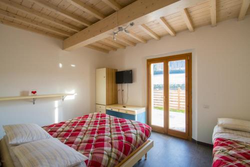 1 dormitorio con 1 cama y puerta corredera de cristal en Il Fienile di Margherita, en Vicchio