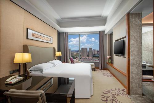 Μια τηλεόραση ή/και κέντρο ψυχαγωγίας στο Crowne Plaza Huizhou by IHG