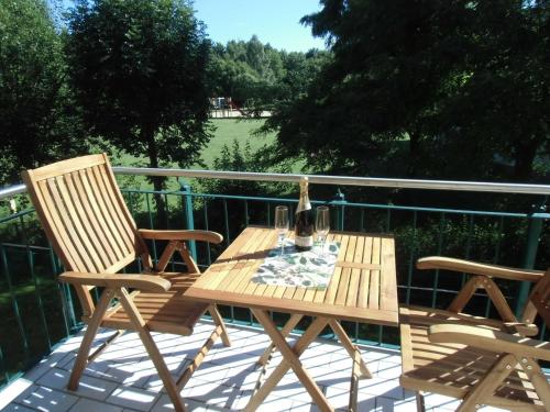 - Balcón con mesa de madera y 2 sillas en Bansiner Seeperle, en Bansin
