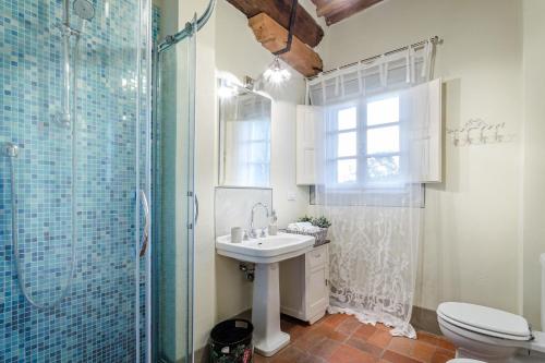 Ένα μπάνιο στο il Frantoio, a farmhouse apt with terrace and pool