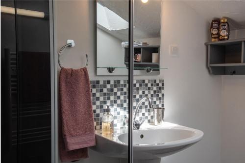Kúpeľňa v ubytovaní Lavender House - Traditional stone house oozing charm and character