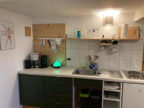 een keuken met een wastafel en een aanrecht bij Appartement im Sport- und Seminarhaus Walsertal 