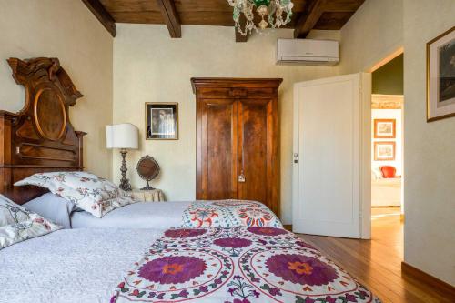 a bedroom with a large bed in a room at Palazzo Benassi Penthouse in Asolo