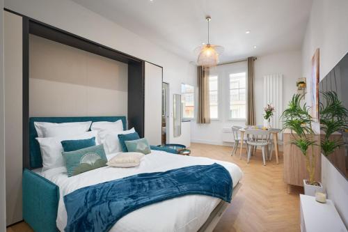 - une chambre avec un grand lit et une salle à manger dans l'établissement Sunlight Properties - Daffia - Beautifully renovated studio, city pad in Central Nice, à Nice
