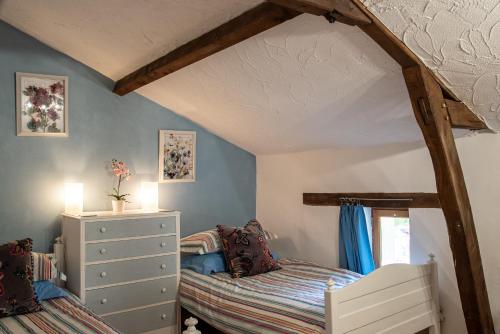 Tempat tidur dalam kamar di Lavender House - Traditional stone house oozing charm and character