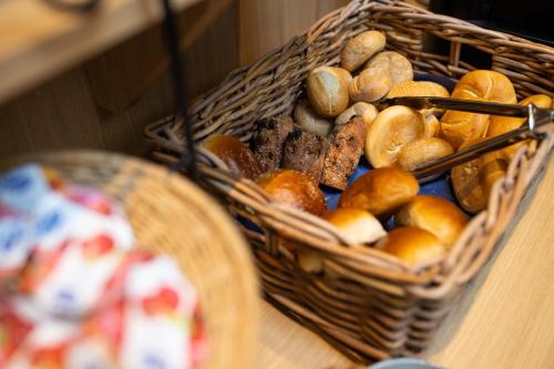 a basket filled with different types of bread and rocks at B&B Gaudium XII in Tongeren