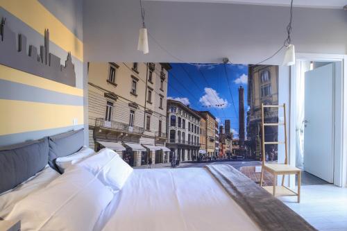 1 dormitorio con 1 cama y vistas a la ciudad en Central apartment close to food and shopping, en Bolonia