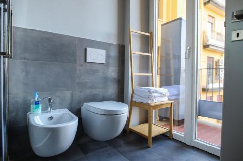 a bathroom with a toilet and a sink at Central apartment close to food and shopping in Bologna