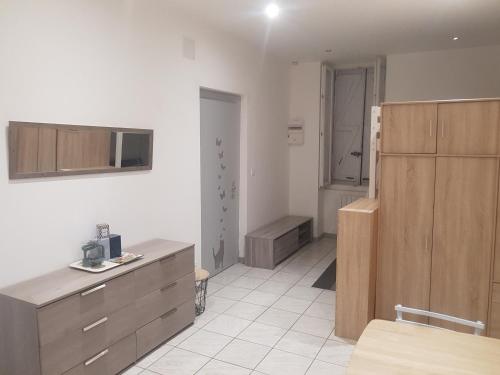 Cette chambre dispose d'une cuisine avec des placards en bois. dans l'établissement keep calm in Pamiers studio indépendant, à Pamiers