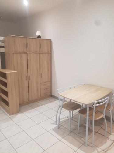 une salle à manger avec une table et des chaises en bois dans l'établissement keep calm in Pamiers studio indépendant, à Pamiers