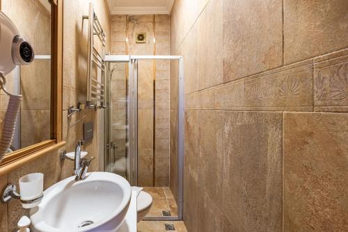 een badkamer met een toilet, een wastafel en een douche bij Cozy Flat in Balat, Fatih in Istanbul