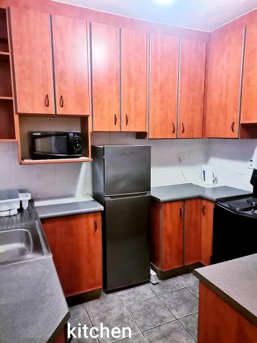 Dapur atau dapur kecil di Breezy Seaview- On the Beach