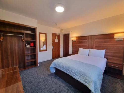 Postel nebo postele na pokoji v ubytování Premier Lodge
