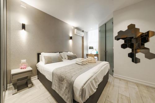 Una cama o camas en una habitación de Kikar Boutique Hotel