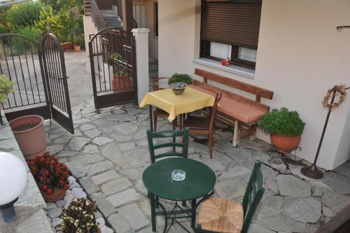 Balkón nebo terasa v ubytování GUESTHOUSE BLOUTSOS ROOMS